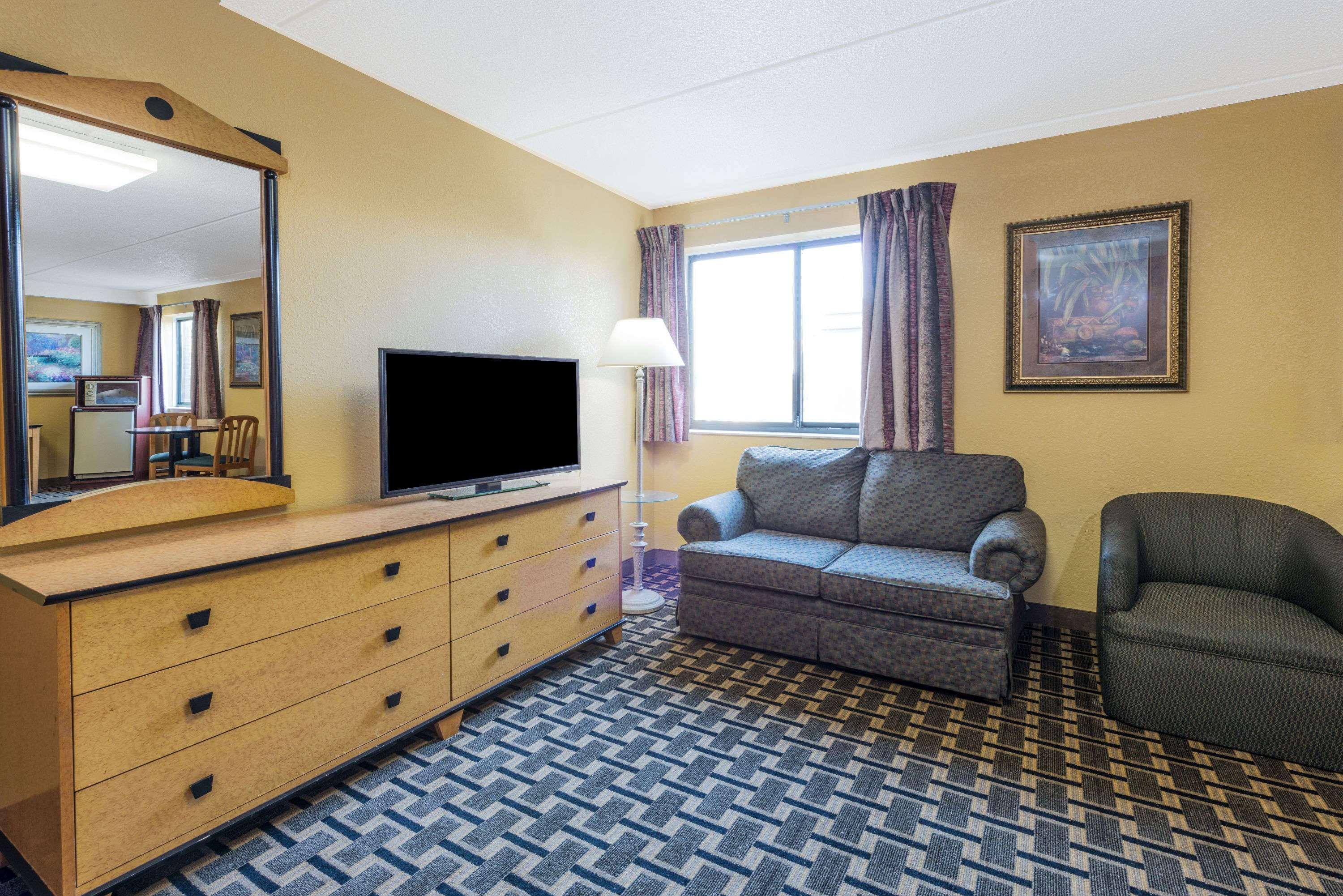 Days Inn By Wyndham Hurstbourne Louisville Dış mekan fotoğraf